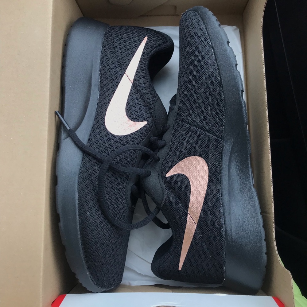 BRAND NEW Women’s Nike Tanjun Shoes
